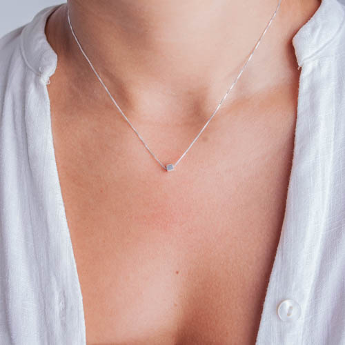 Colar Dadinho de prata 925 em modelo