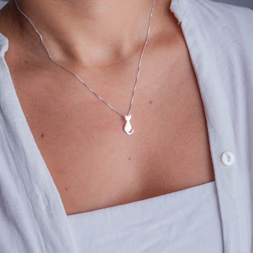 Modelo feminina com o Colar Gatinho 2