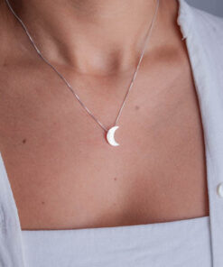 Modelo feminina com o Colar Lua lisa tamanho P