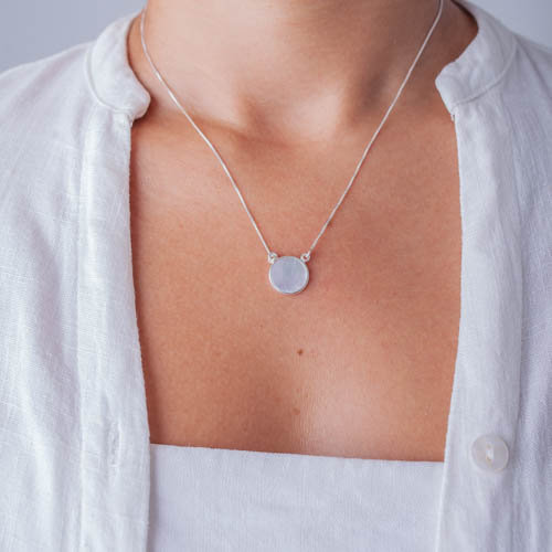 Colar madreperola em modelo