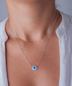 pescoço feminino com colar de prata olho grego