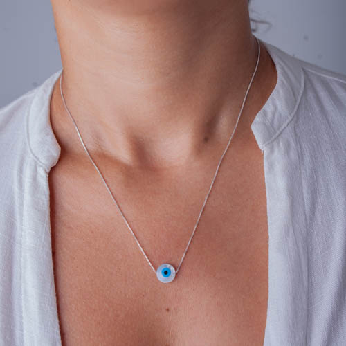 pescoço feminino com colar de prata olho grego