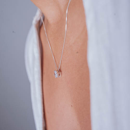 Colar Ponto de Luz Sobrepor de prata 925 em modelo outro angulo