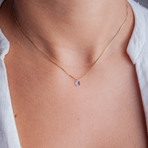 Colar Ponto de Luz de ouro 18k em modelo com camisa branca