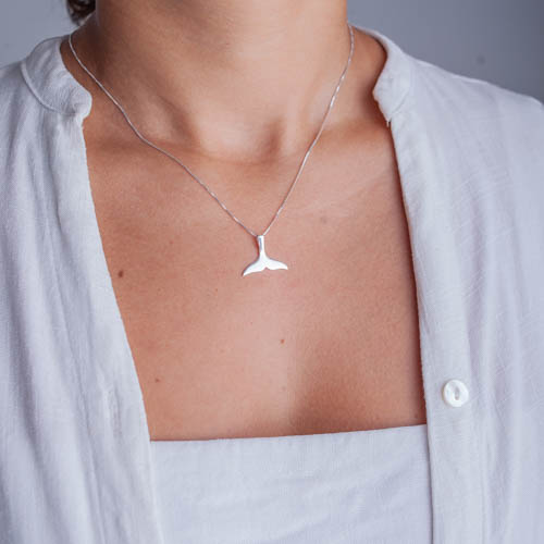 Modelo feminina com o Colar Rabo de Sereia