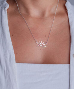 Modelo feminina usando um Colar Sol e Mar