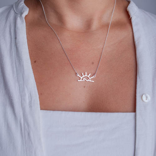 Modelo feminina usando um Colar Sol e Mar