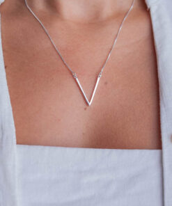 Colar V de prata 925 em modelo