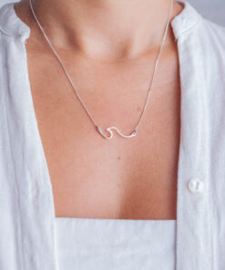 Modelo feminina usando um Colar Onda