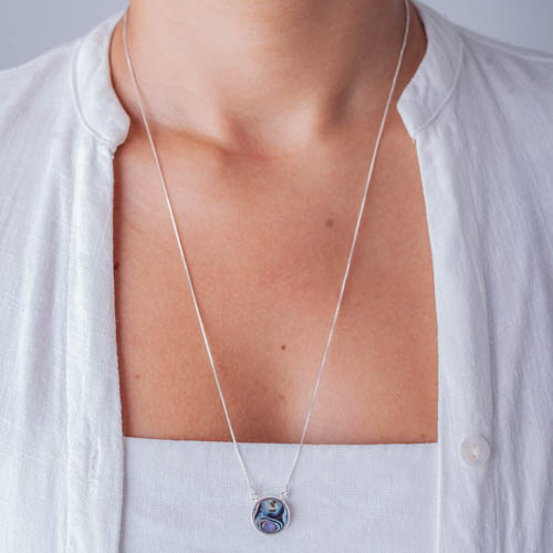 Escapulário de prata 925 e pedras Madrepérola e Abalone em modelo