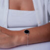 Pulseira agata negra em prata 925 em braço feminino
