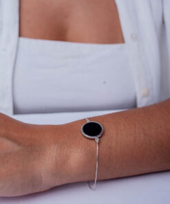 Pulseira agata negra em prata 925 em braço feminino