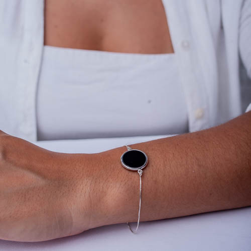 Pulseira agata negra em prata 925 em braço feminino