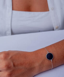 Pulseira agata negra em prata 925 em braço feminino1