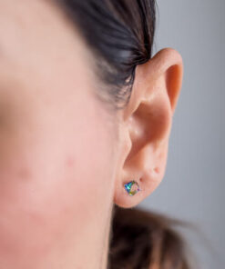 Modelo Feminina usando Brinco Cubo furta cor de prata 925