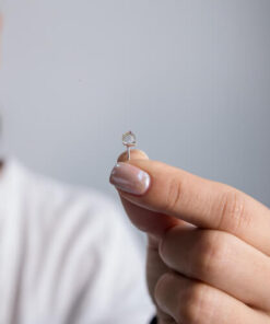 Modelo Feminina segunrando Brinco Cubo furta cor de prata 925