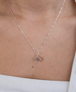 Modelo Feminina usando Colar Cubo furta cor maior de prata 925