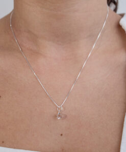 Modelo Feminina usando Colar Cubo furta cor de prata 925