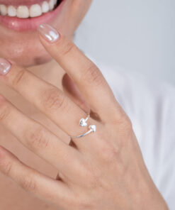 Modelo Feminina usando Anel Coração Regulavel prata 925