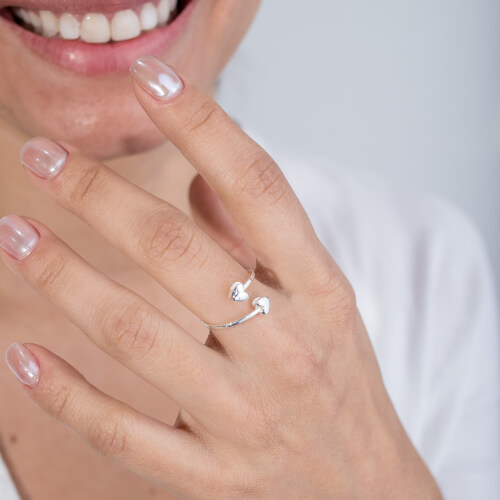 Modelo Feminina usando Anel Coração Regulavel prata 925