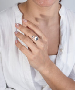 Modelo Feminina usando Anel Curva Elegance Regulavel prata 925