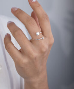 Modelo Feminina usando Anel Dadinho e Triangulo Regulavel prata 925