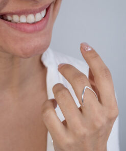 Modelo Feminina usando Anel Fenda Elegance prata 925