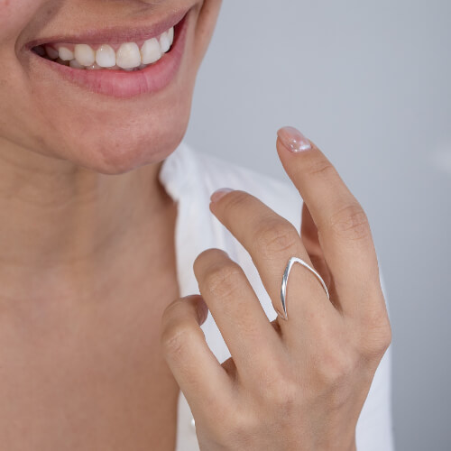 Modelo Feminina usando Anel Fenda Elegance prata 925