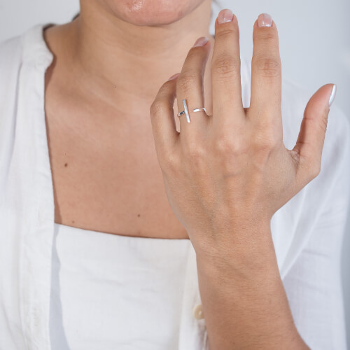 Modelo Feminina usando Anel Taquinho prata 925