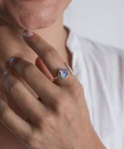 Modelo Feminina usando Anel Taquinho e Abalone prata 925