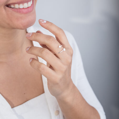 Modelo Feminina usando Anel Triangulo e Circulo Regulavel prata 925