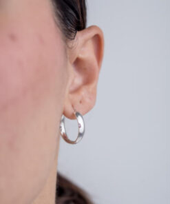 Modelo Feminina usando Argola Abaolada P de prata 925