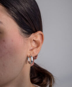 Modelo Feminina usando Argola Abaolada P de prata 925