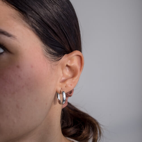 Modelo Feminina usando Argola Abaolada P de prata 925