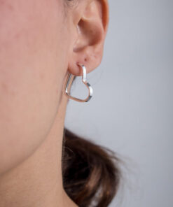 Modelo Feminina usando Argola Coração de prata 925