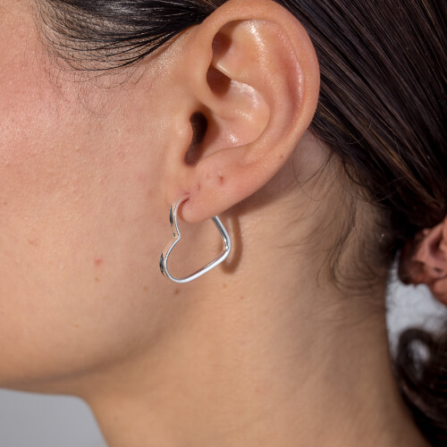 Modelo Feminina usando Argola Coração de prata 925