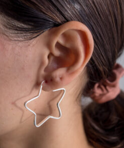 Modelo Feminina usando Argola Estrela de prata 925