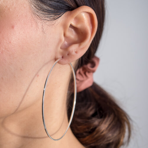 Modelo Feminina usando Argola grande de prata 925