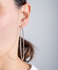 Modelo Feminina usando Argola grande de prata 925