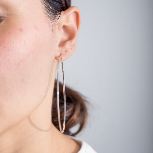 Modelo Feminina usando Argola grande de prata 925