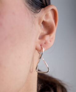 Modelo Feminina usando Argola Infinito de prata 925