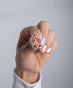 Modelo Feminina usando Argola Infinito de prata 925