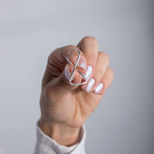 Modelo Feminina usando Argola Infinito de prata 925