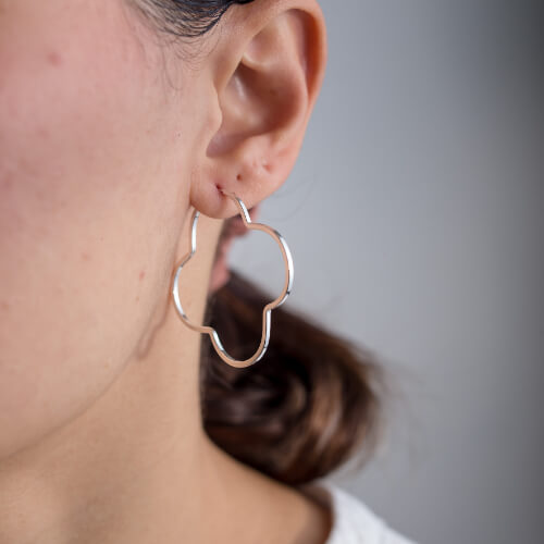 Modelo Feminina usando Argola Trevo de prata 925