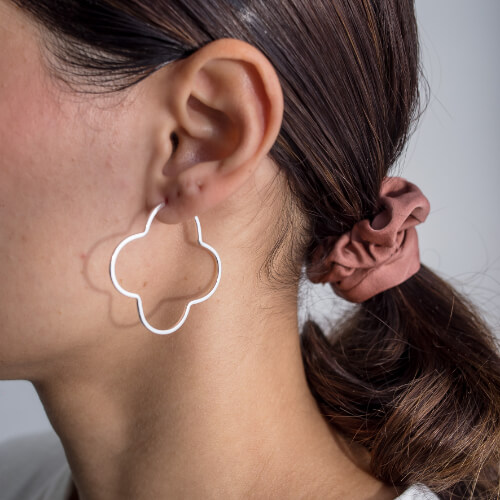 Modelo Feminina usando Argola Trevo de prata 925