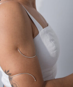 Modelo Feminina usando Bracelete Antebraço grande prata 925