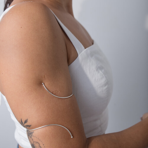 Modelo Feminina usando Bracelete Antebraço grande prata 925