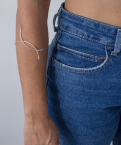 Modelo Feminina usando Bracelete Antebraço pequeno prata 925