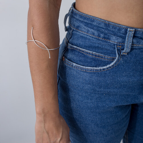 Modelo Feminina usando Bracelete Antebraço pequeno prata 925