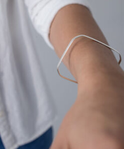 Modelo Feminina usando Bracelete Retangular Abaolado de prata 925